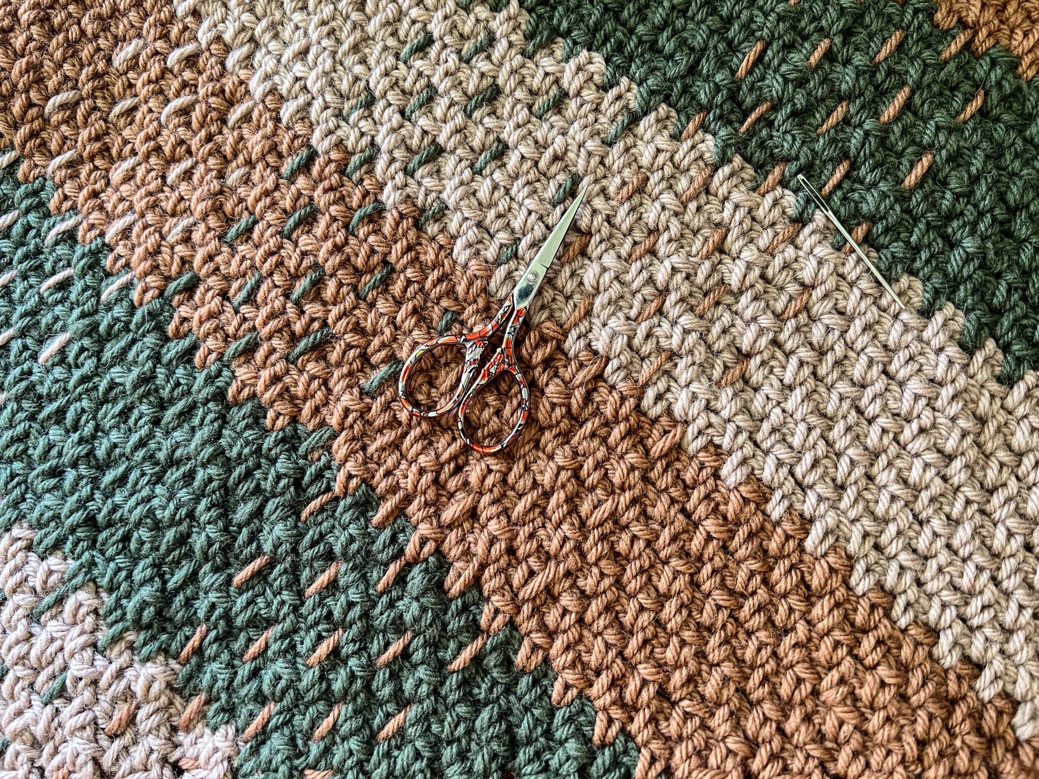 Free C2C Moss Stitch Plaid Scarf Pattern + YouTube Tutorial Life + Yarn