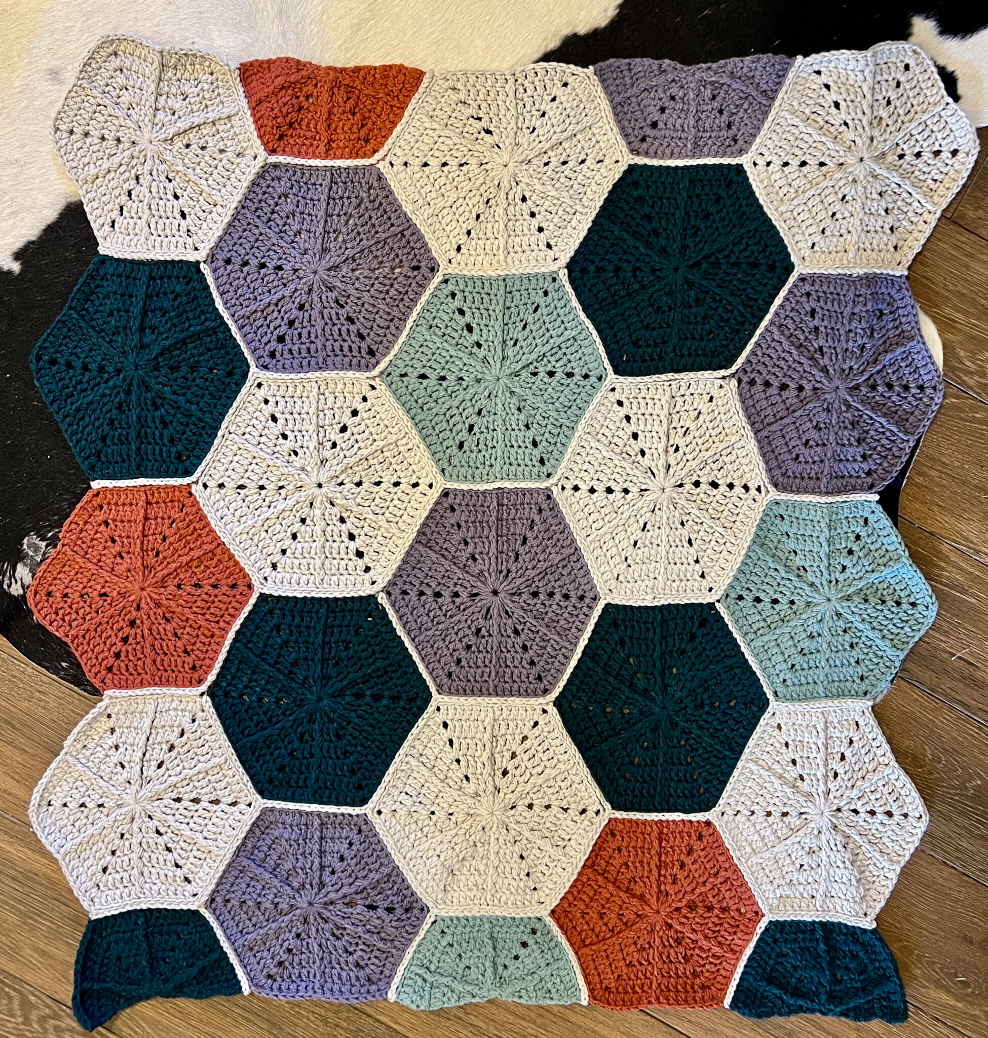 Best Free Hexagon Crochet Blanket Pattern and Video Tutorial - Life + Yarn