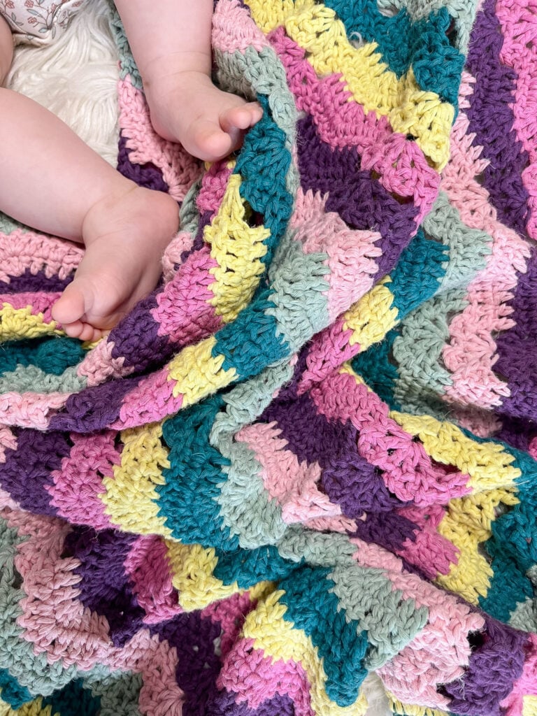 Free Rainbow Ripple Crochet Baby Blanket Pattern & Tutorial