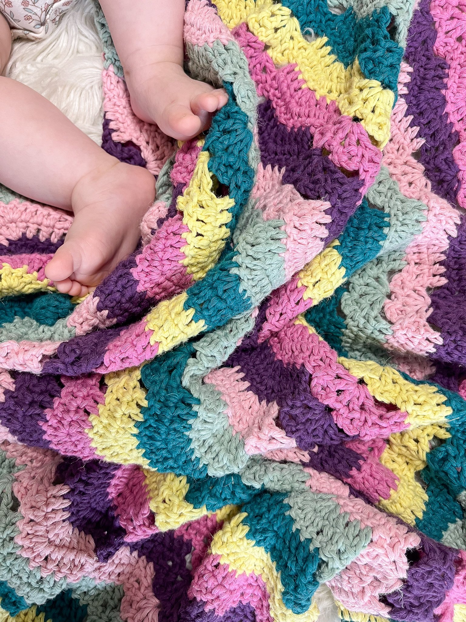 Free Rainbow Ripple Crochet Baby Blanket Pattern & Tutorial
